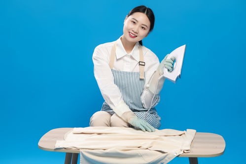 藍底熨衣服保潔服務女性人物攝影圖 專業(yè)攝影與咨詢策劃服務的完美結合